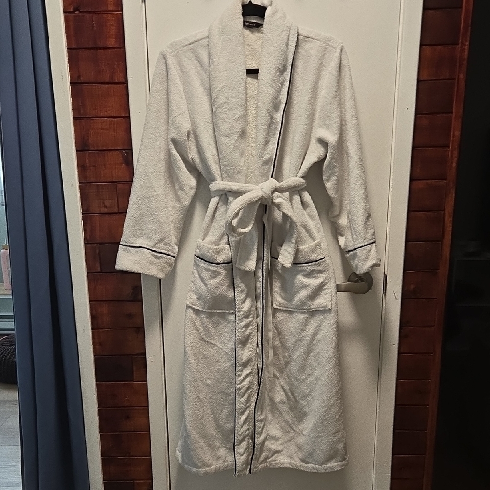 White Shawl Collar Bath Robe with Contrast Trim